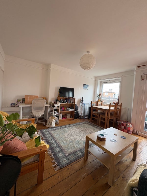 Room Gaywood Close in Greater London