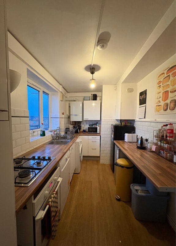 Room Gaywood Close in Greater London
