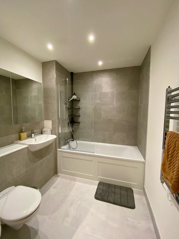 Room Manor Road in Greater London