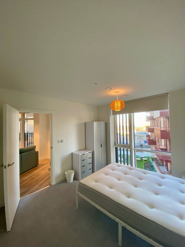 Room Manor Road in Greater London