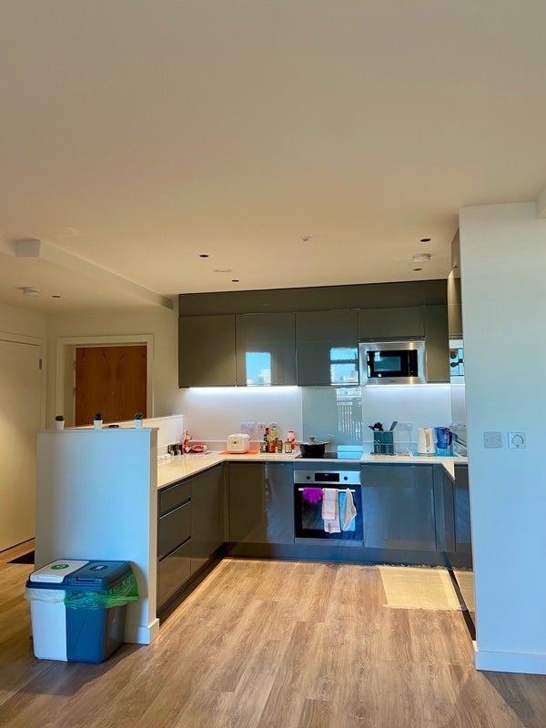 Room Manor Road in Greater London