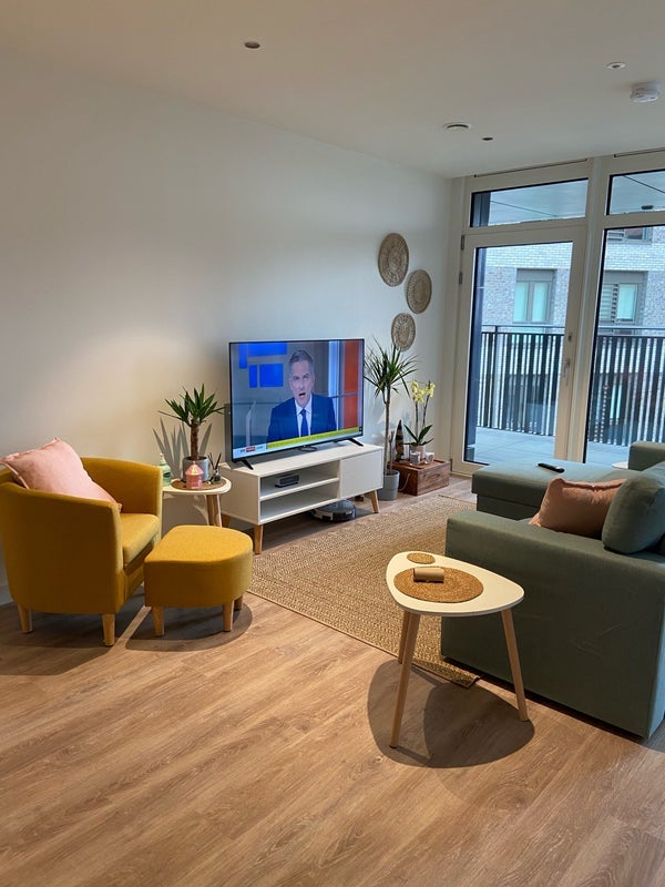 Room Manor Road in Greater London