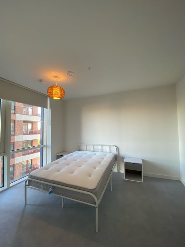Room Manor Road in Greater London