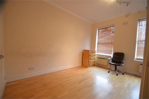 Flat Daws Lane in Greater London