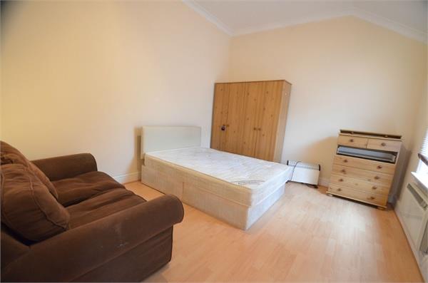 Flat Daws Lane in Greater London