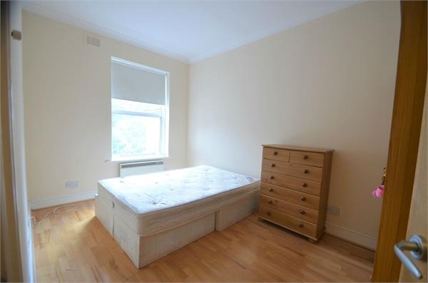 Flat Daws Lane in Greater London