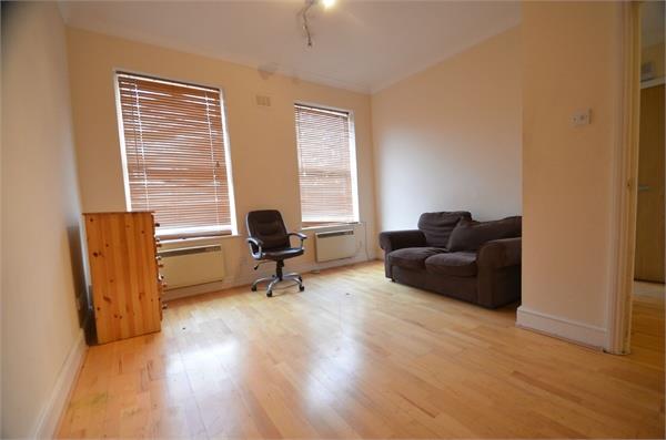 Flat Daws Lane in Greater London