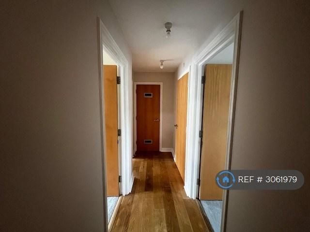 Flat Denham Road in Greater London