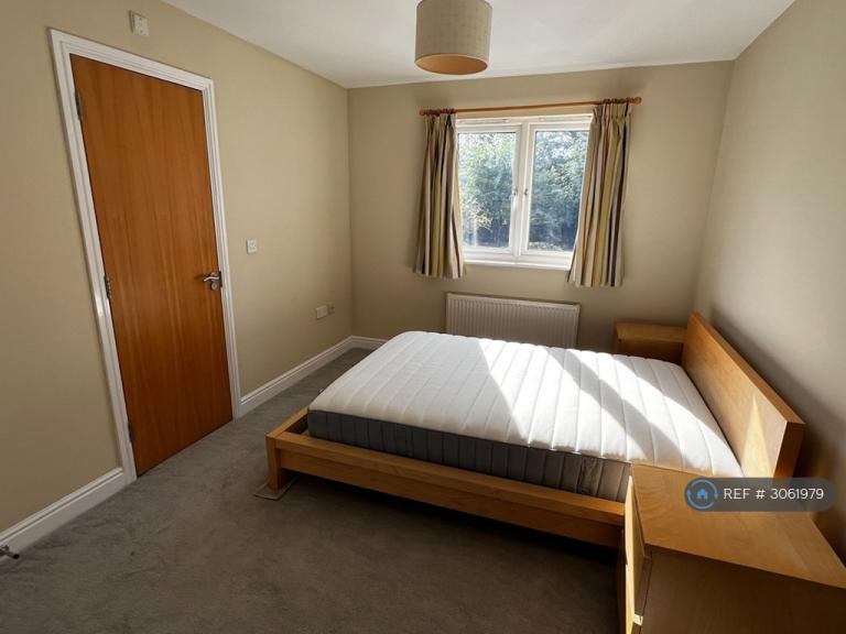 Flat Denham Road in Greater London