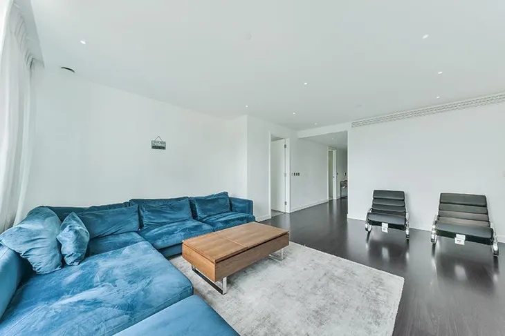 Flat Alie Street in Greater London
