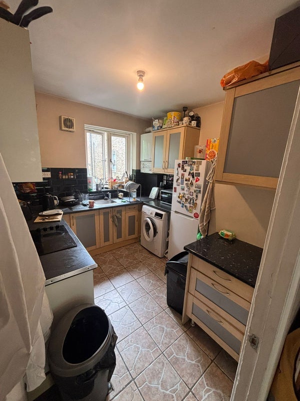 Room Sewardstone Road in Greater London