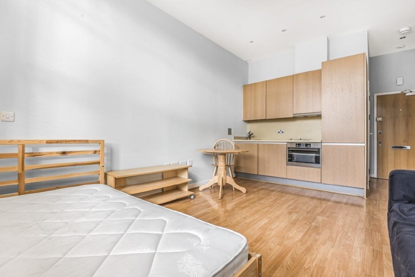 Flat Bromyard Avenue in Greater London
