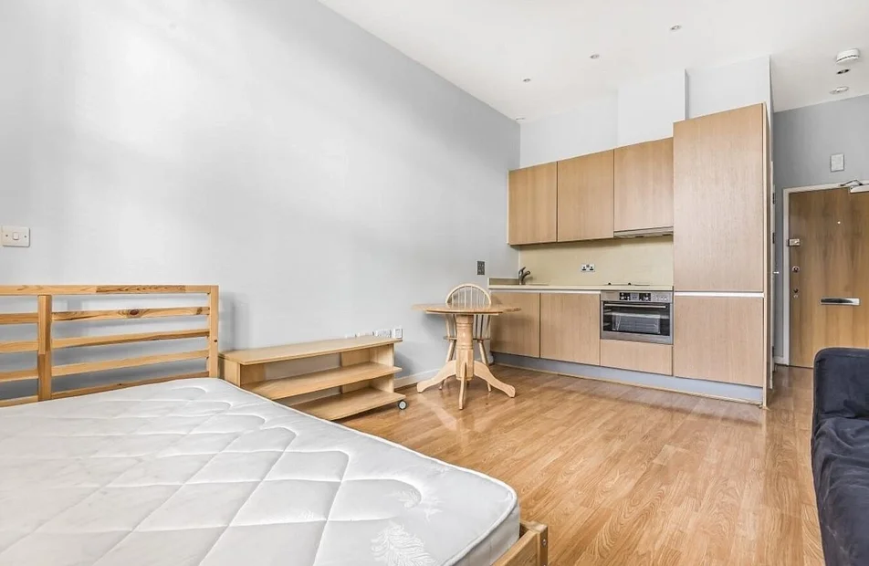 Flat Bromyard Avenue in Greater London