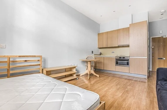 Flat Bromyard Avenue in Greater London