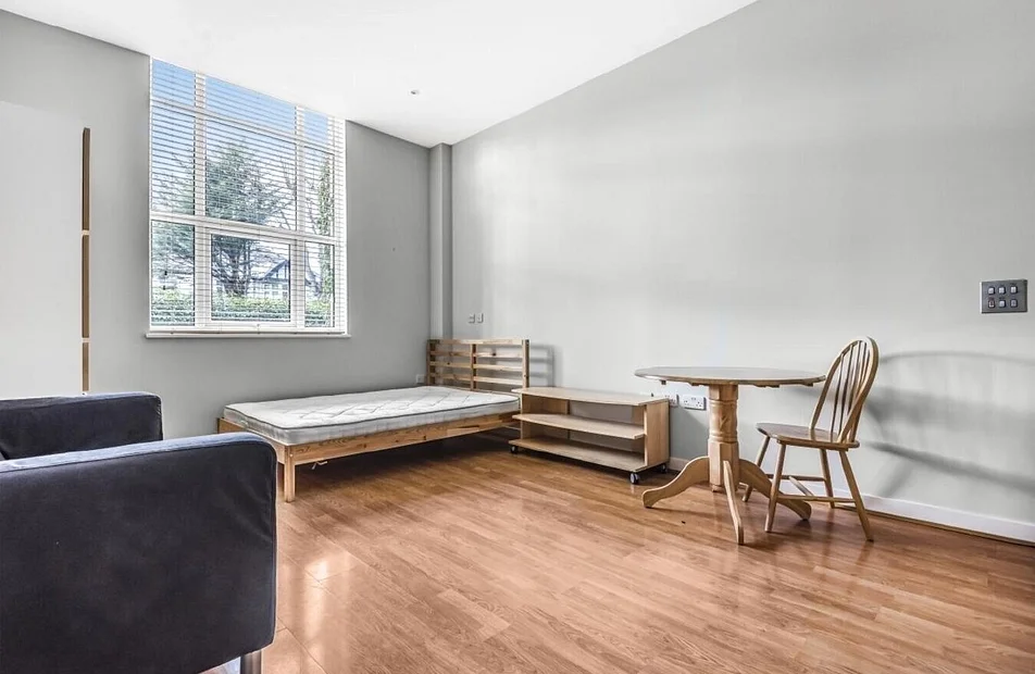 Flat Bromyard Avenue in Greater London