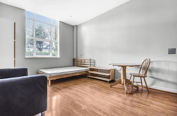 Flat Bromyard Avenue in Greater London
