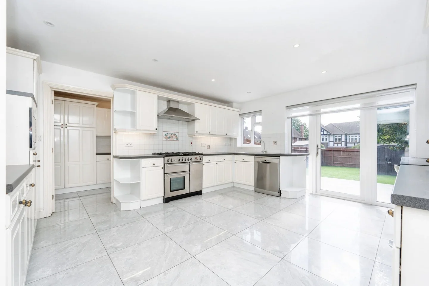 House Dellfield Close in Watford