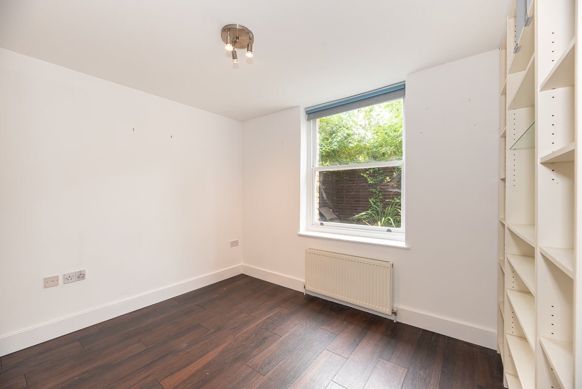 Flat Gauden Road in Greater London