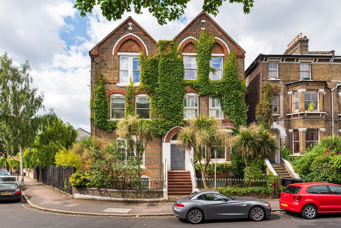 Flat Gauden Road in Greater London