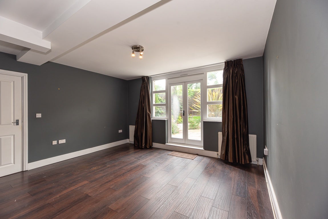 Flat Gauden Road in Greater London