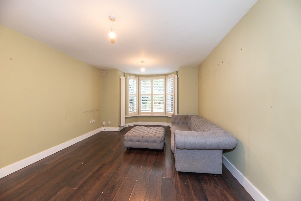 Flat Gauden Road in Greater London