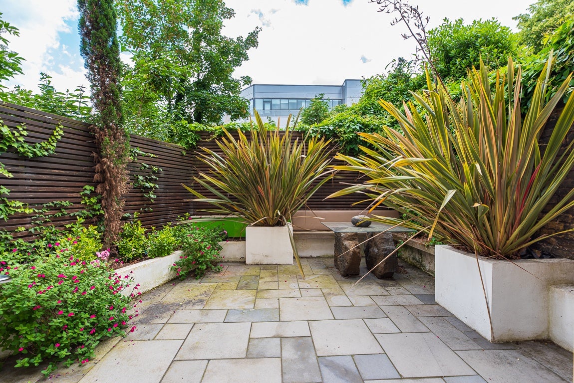 Flat Gauden Road in Greater London