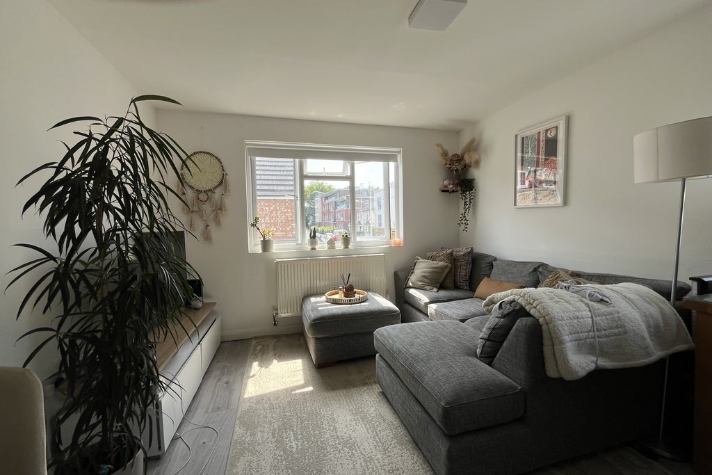 Flat Walton Road in Woking