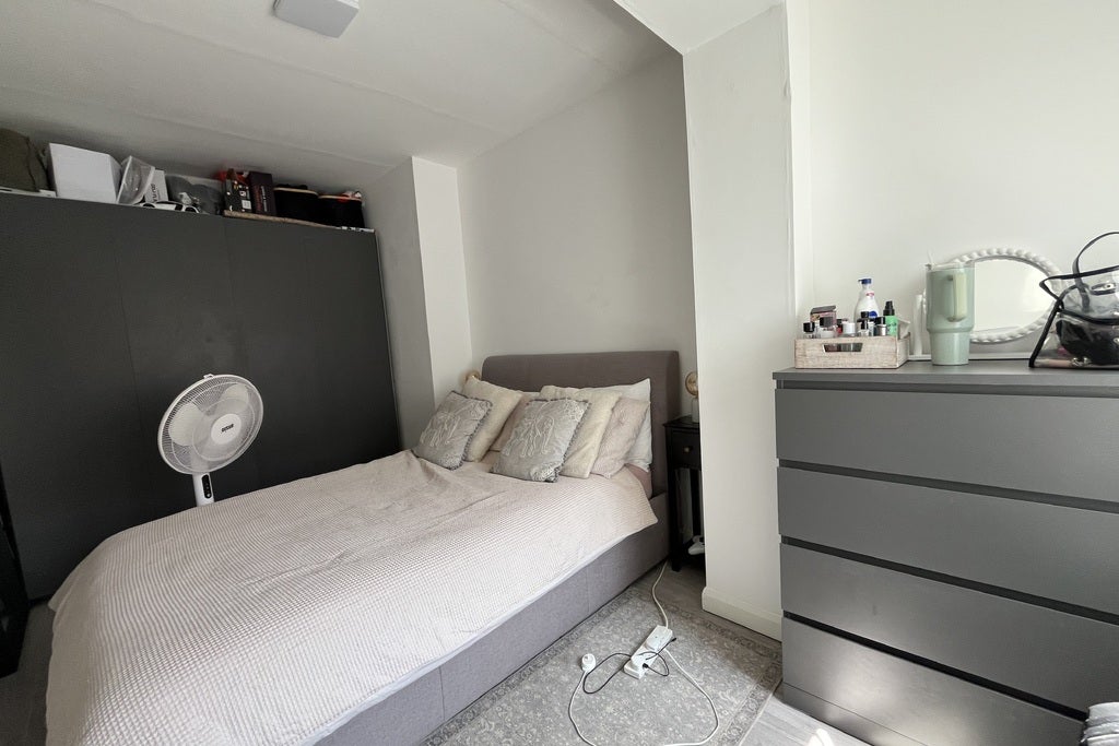 Flat Walton Road in Woking