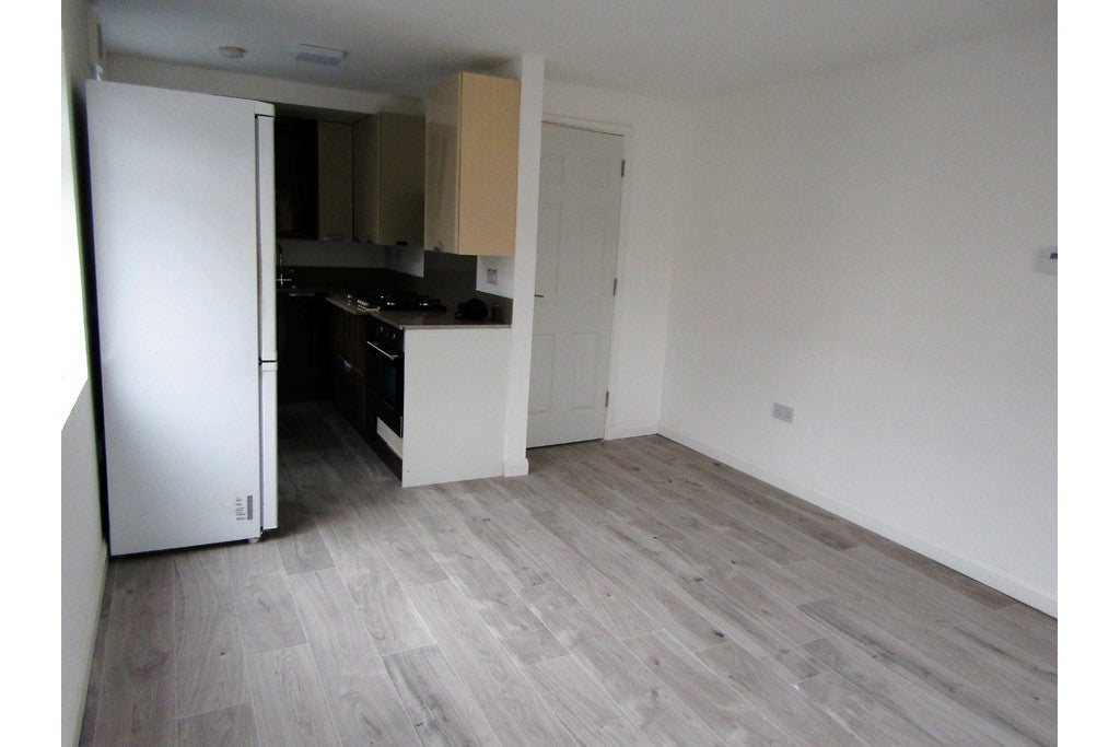 Flat Walton Road in Woking