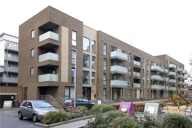 Flat Cabot Place Mall in Greater London