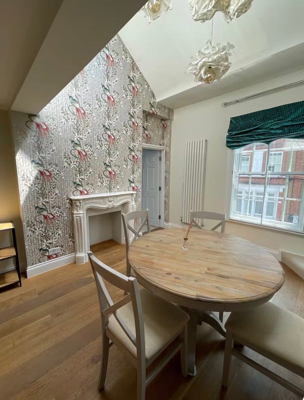 Room Fulham Road in Greater London