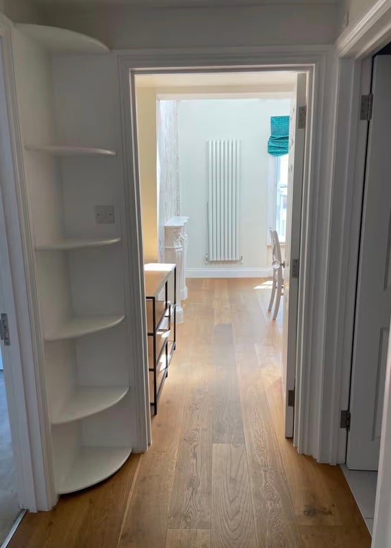 Room Fulham Road in Greater London