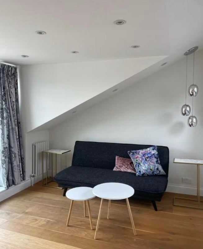 Room Fulham Road in Greater London