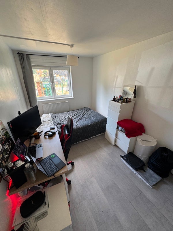 Room South Lambeth Road in Greater London