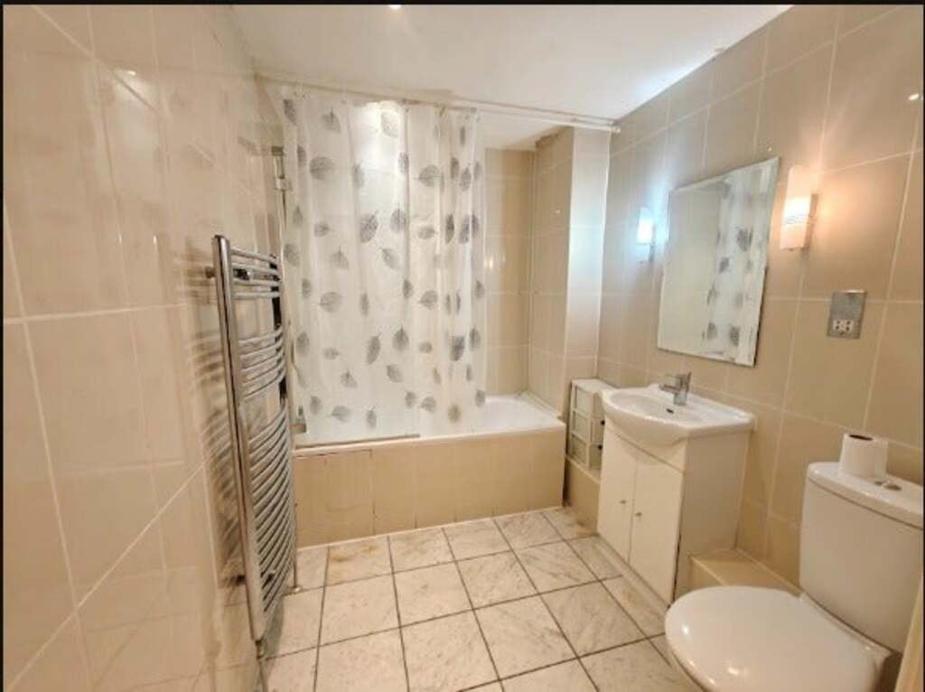 Room Green Street in Greater London