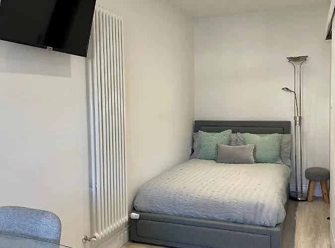 Flat Dryleaze Road in Bristol