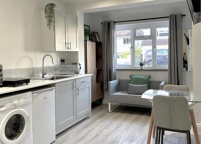 Flat Dryleaze Road in Bristol