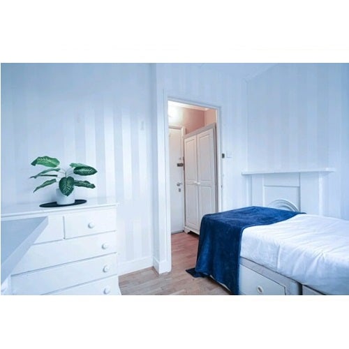 Room Holland Road in London