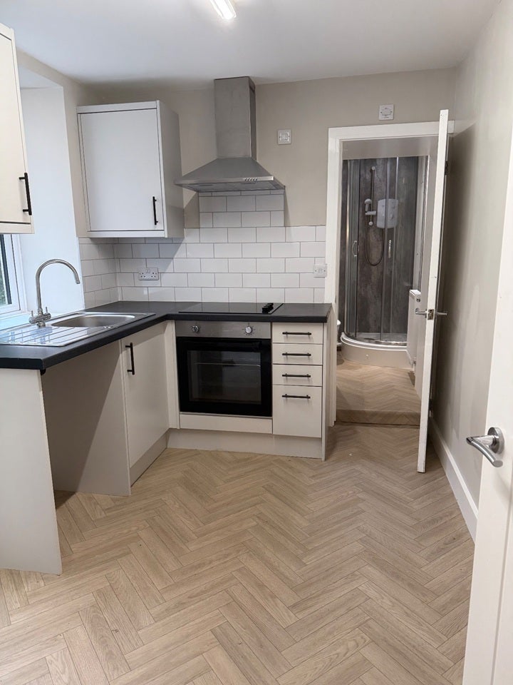 Flat Alexandra Road in Six Bells