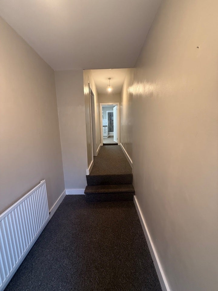Flat Alexandra Road in Six Bells