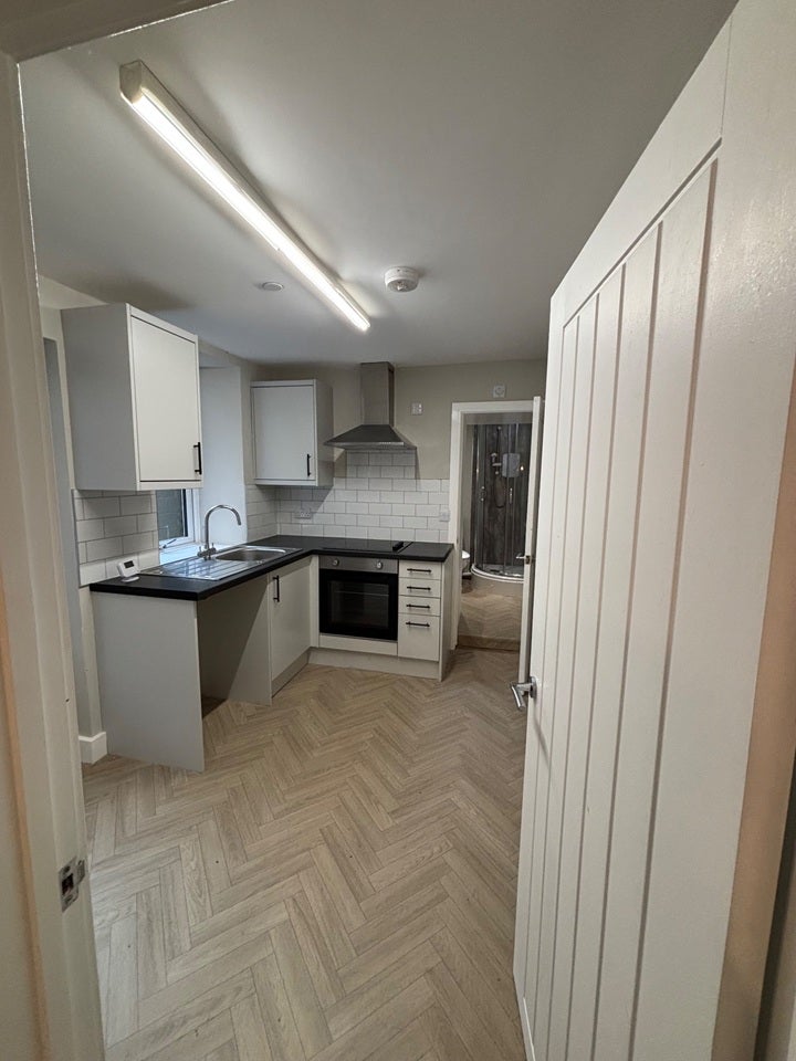 Flat Alexandra Road in Six Bells