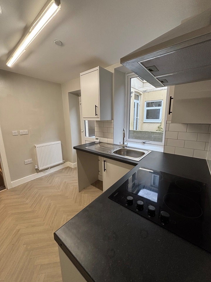 Flat Alexandra Road in Six Bells