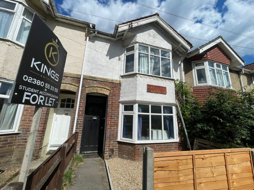 Flat Arnold Road in Southampton