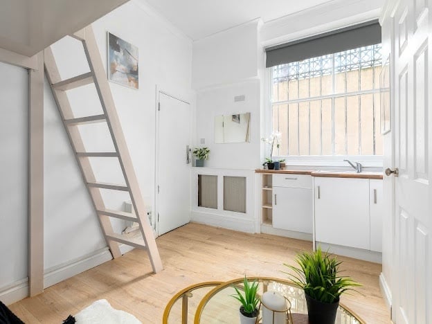 Flat Castletown Road in Greater London