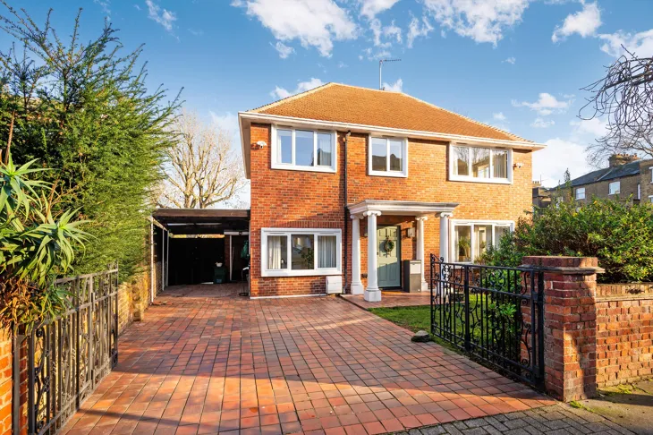 House Hartham Road in Greater London