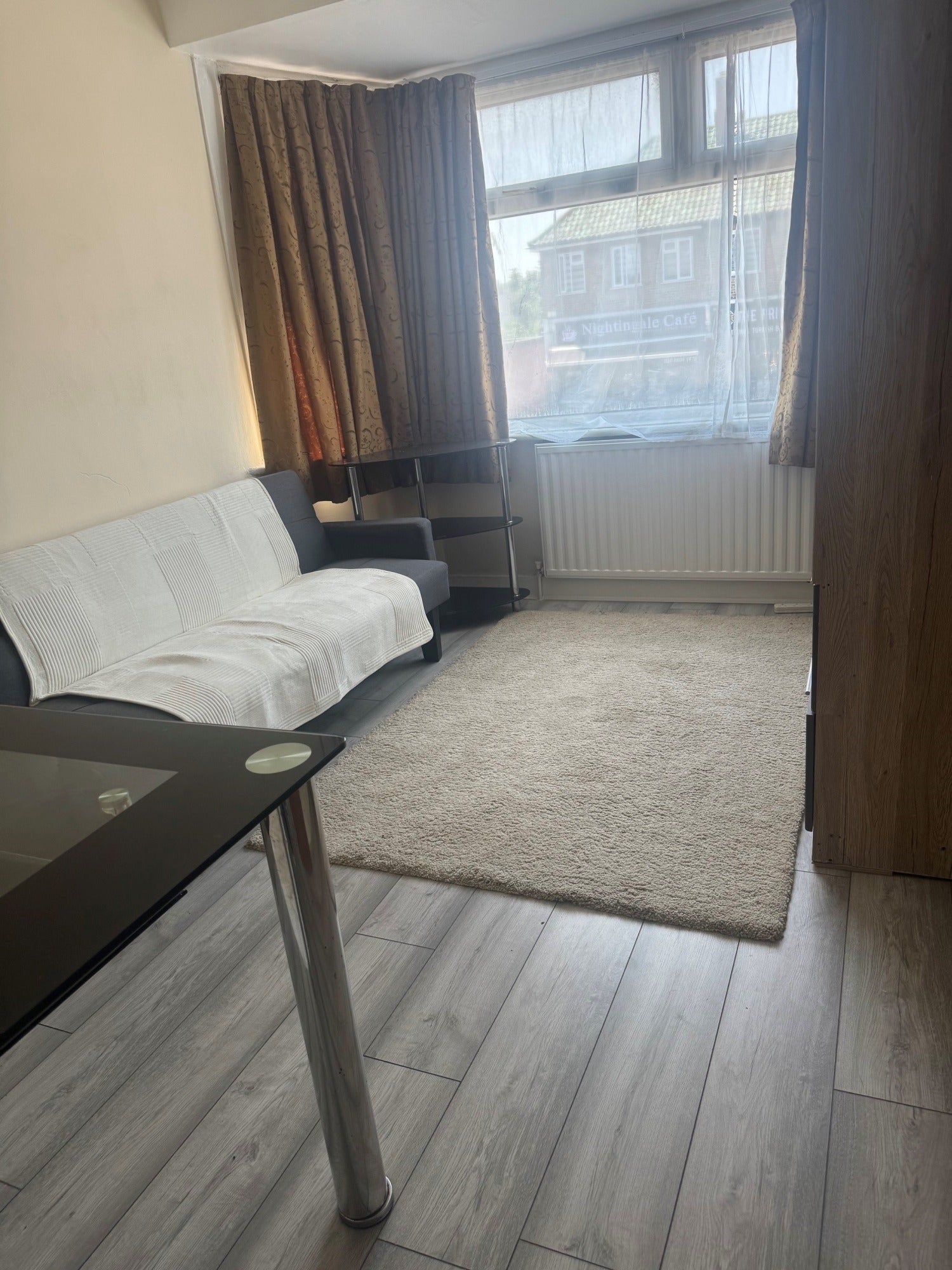 Flat Nightingale Road in Greater London