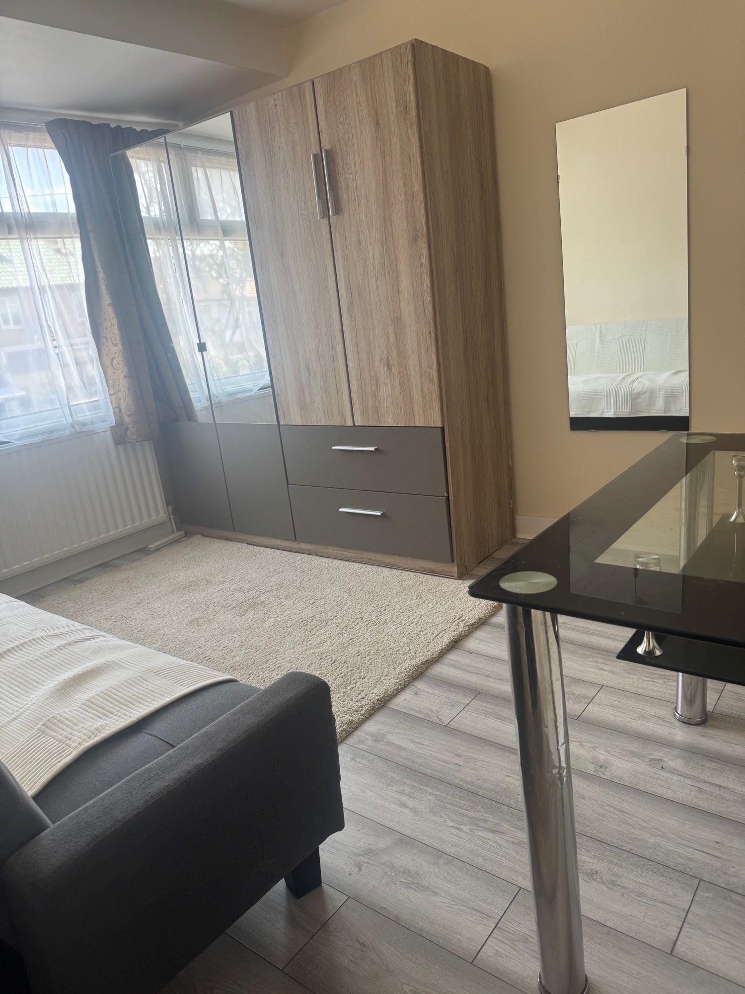 Flat Nightingale Road in Greater London
