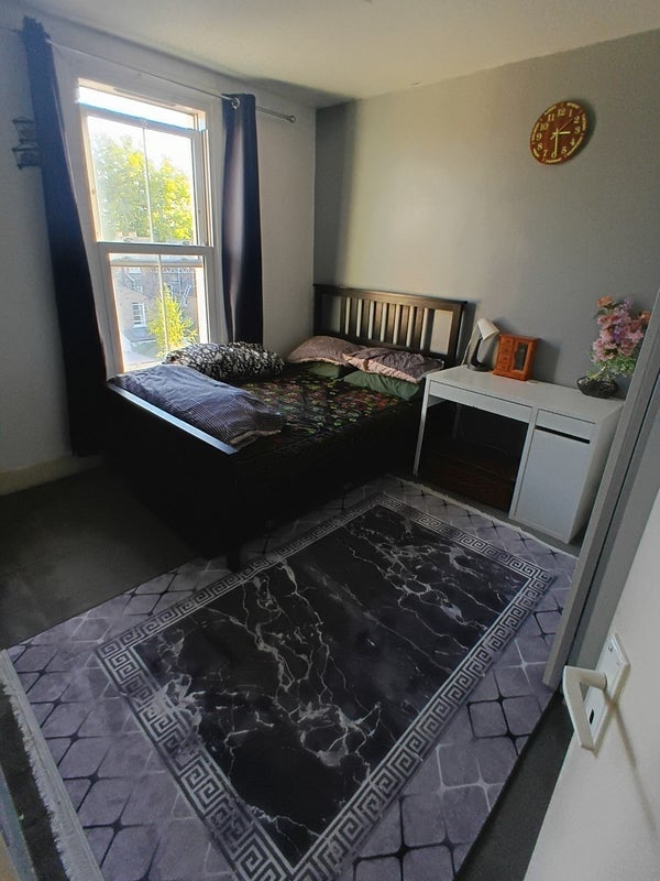 Room Dunlace Road in Greater London