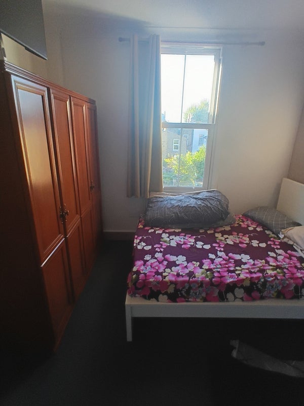 Room Dunlace Road in Greater London