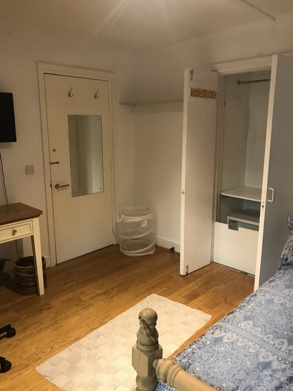 Room Penywern Road in Greater London